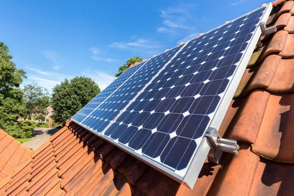Cómo funcionan las placas solares de autoconsumo. Es rentable instalar placas solares en casa. ¿Cuál es la forma de autoconsumo más rentable? ¿Cuánto baja la factura de la luz con placas solares? Qué tipos de autoconsumo existen.